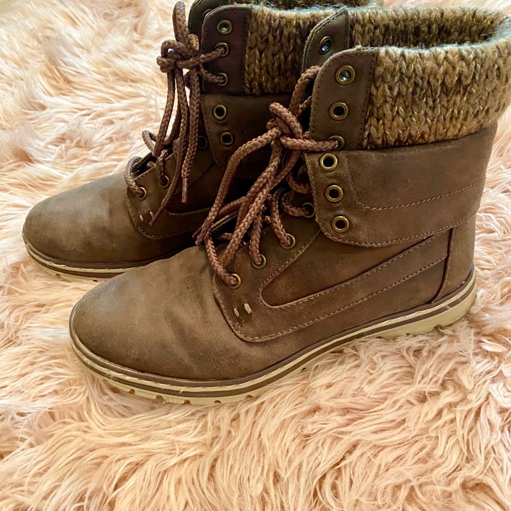 Booties 🥾 - Picture 3 of 7